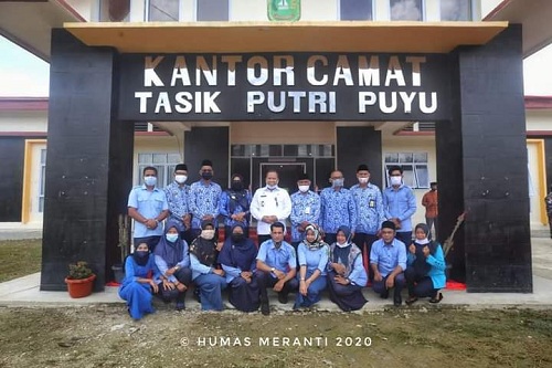 Bupati Resmikan Kantor Camat Tasik Putri Puyu Menyusul Puskesmas Setara Rumah Sakit